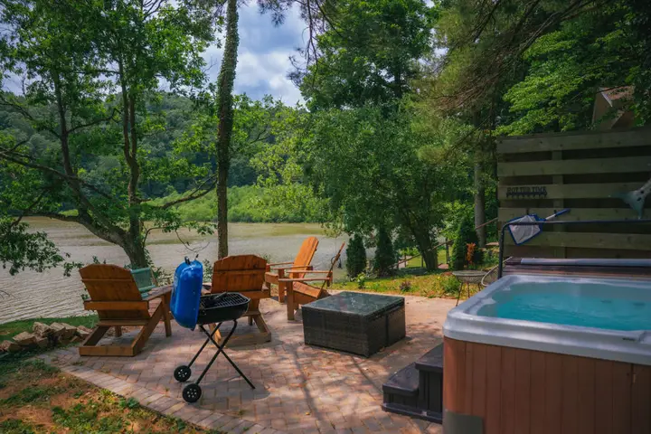 The Cozy Cabin — Lakefront with a Hot Tub
