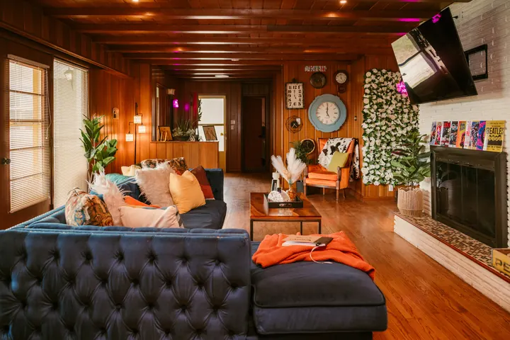 The Retro Farm Ranch — Sleeps 14, Huge Hot Tub