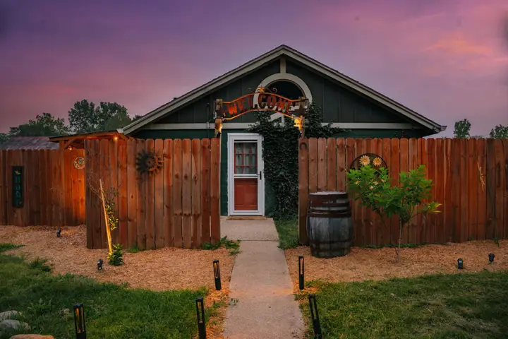 Cowboy Bunkhouse — Hot Tub by the Lake