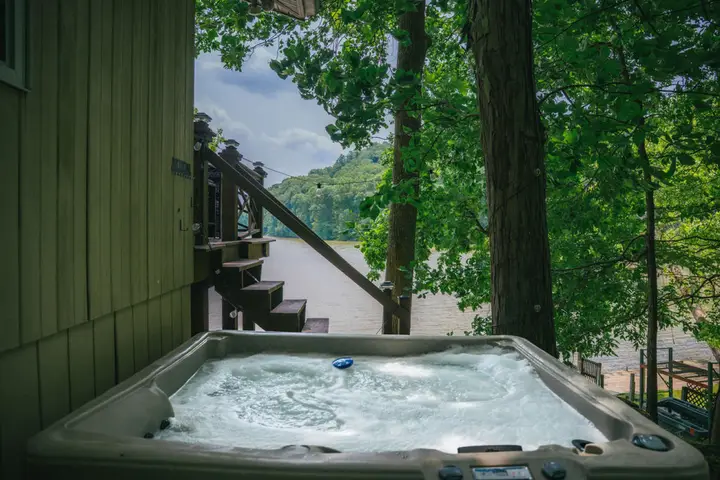Lakefront Views — Hot Tub, 35 Minutes to Indy