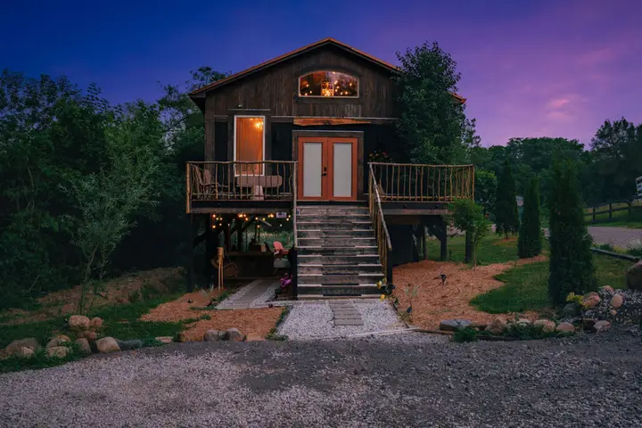 The Treehouse — Hot Tub on a 60-Acre Farm