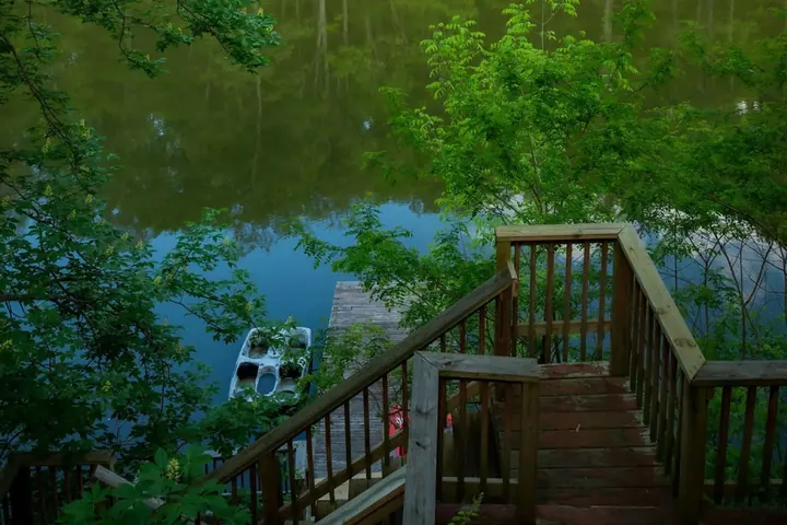 Nestled in Nirvana — Lakefront Cabin with Hot Tub
