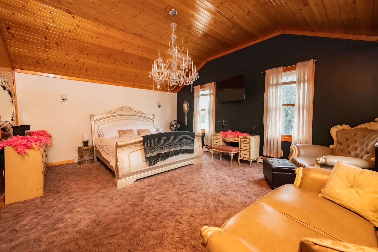 Three-Bedroom City House — 10 Minutes to Downtown