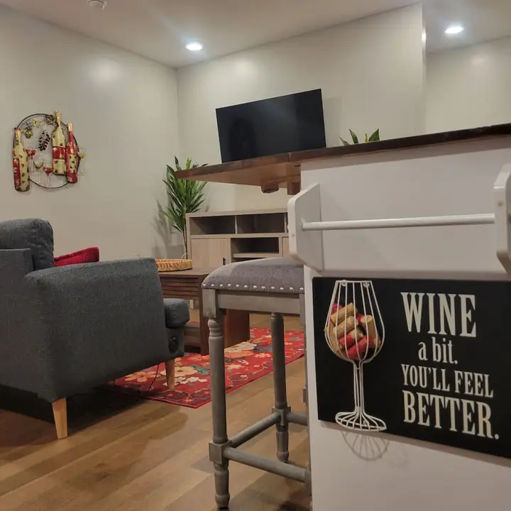 The Carriage House — Modern Escape for Work & Rest