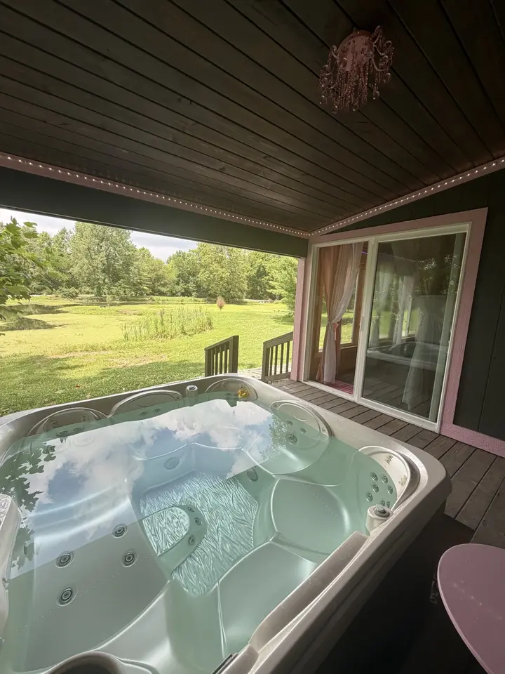 Pink Saddle — Tiny Cabin with Hot Tub & Lake Views